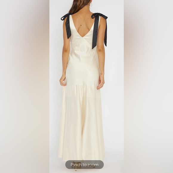 SELFIE LESLIE NEW YORK MINUTE BOW SHOULDER DRESS OYSTER - Picture 2 of 5